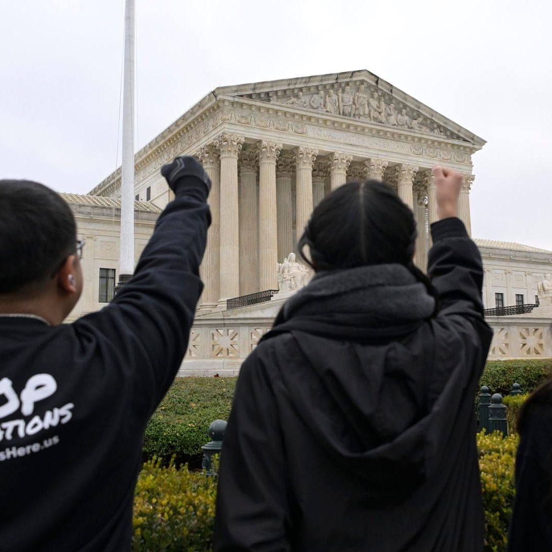 Activistas y jóvenes inmigrantes se manifiestan frente al Tribunal Supremo de Justicia en Washington, Estados Unidos