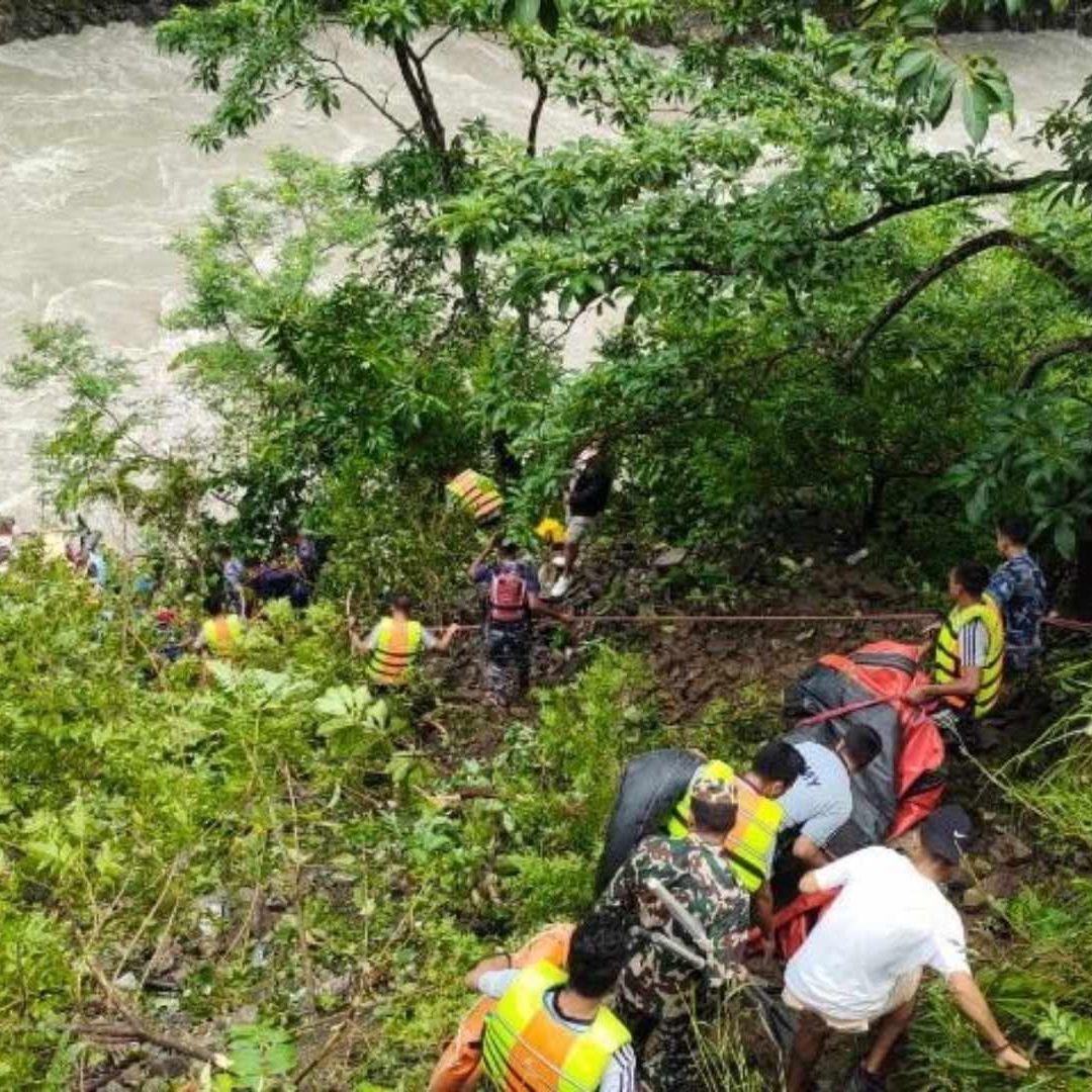 Rescatistas en zona donde cayó un autobús de pasajeros en Nepal