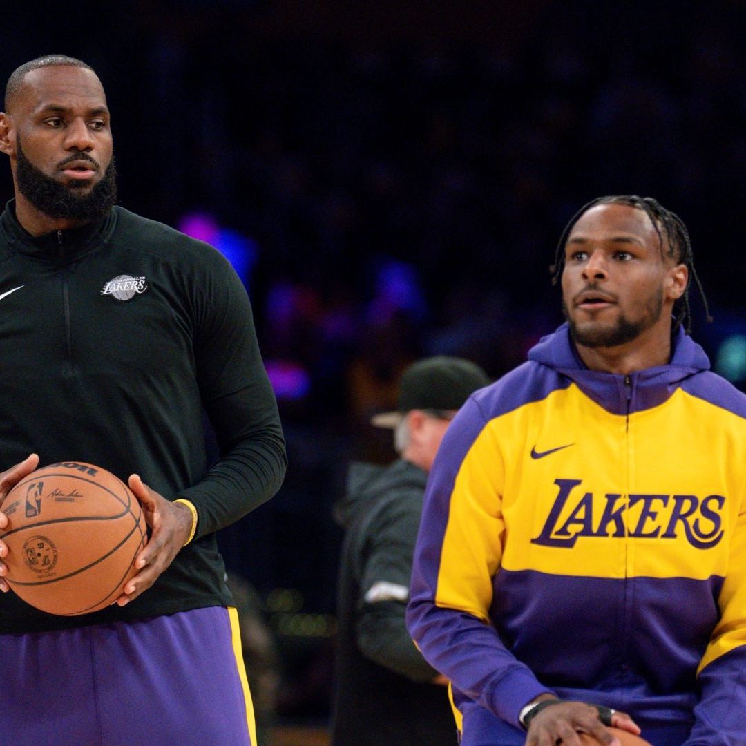 LeBron James y Bronny James antes del partido contra Minnesota Timberwolves