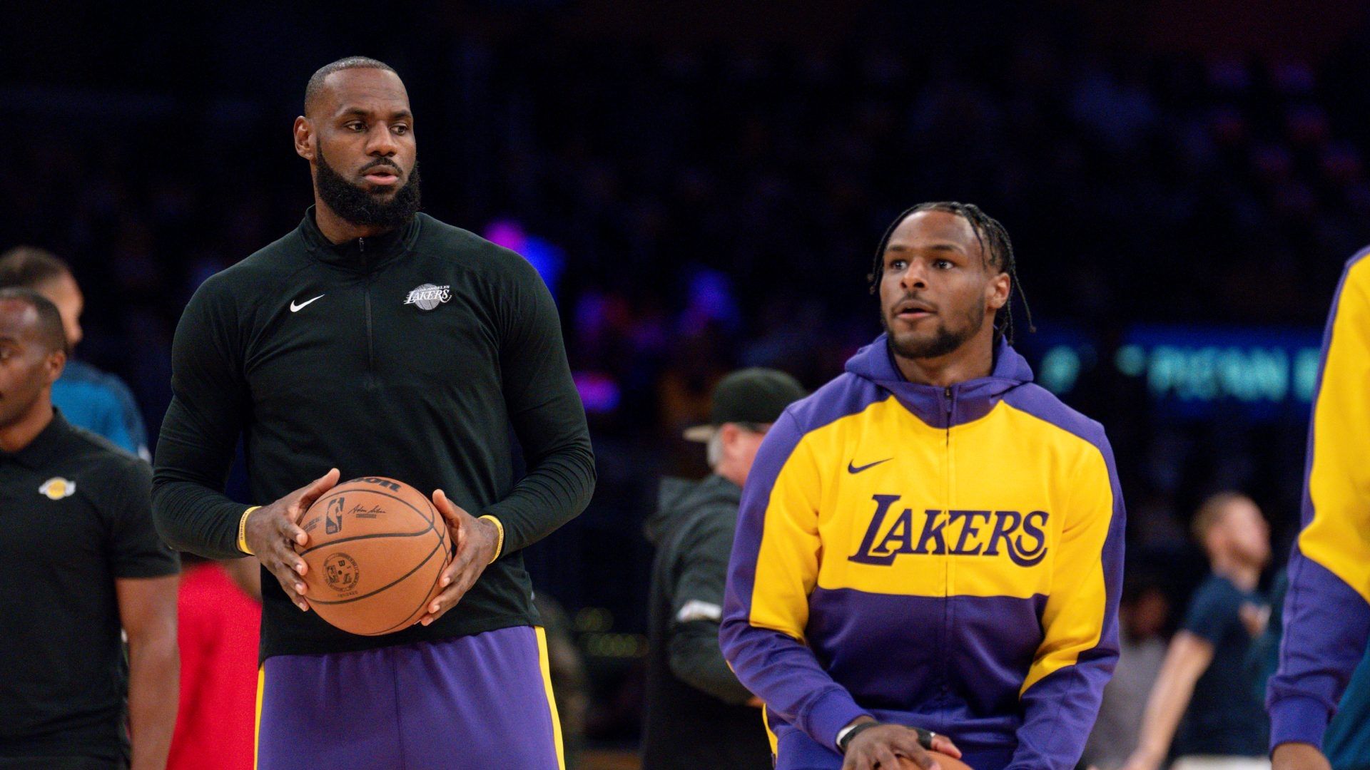 LeBron James y Bronny James antes del partido contra Minnesota Timberwolves