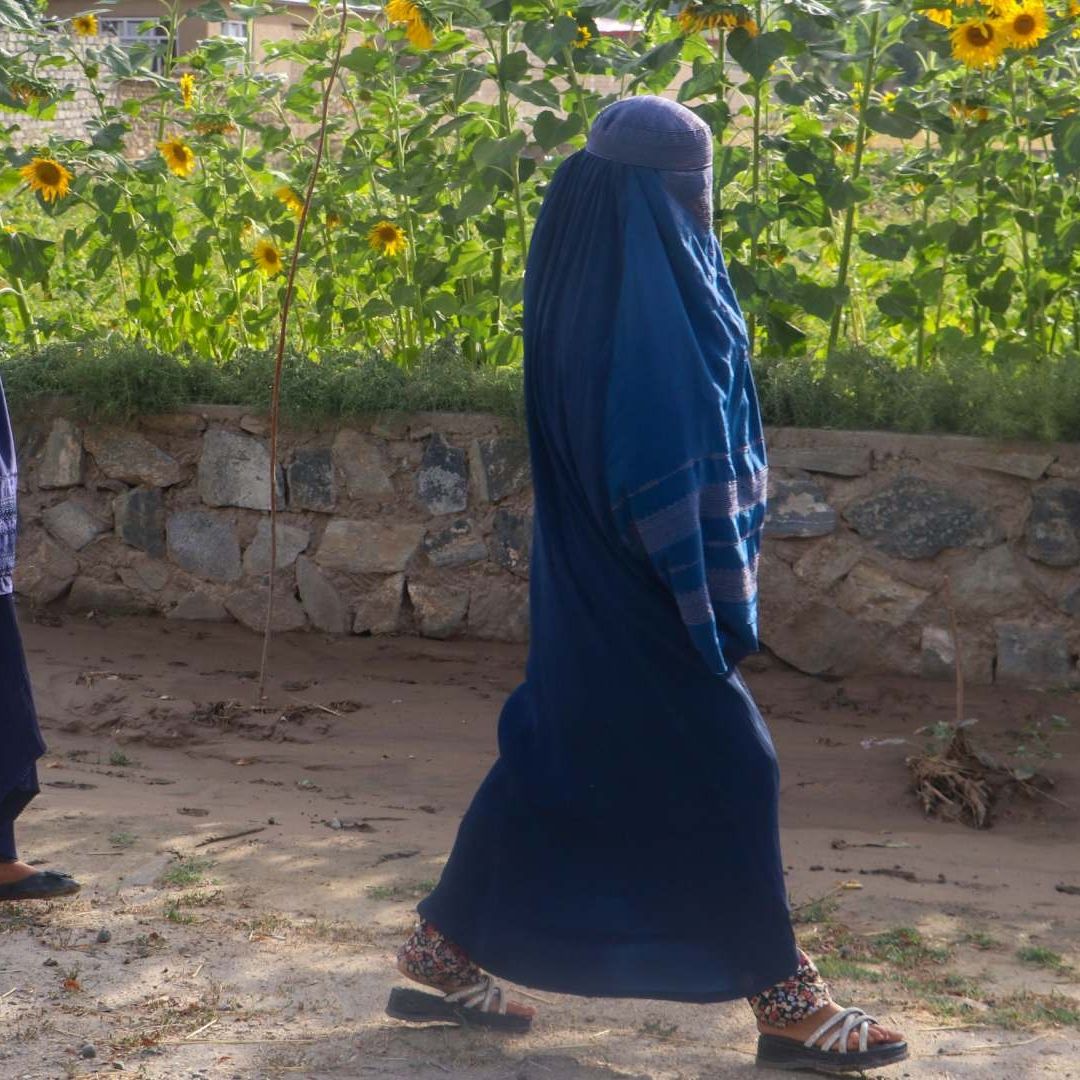Talibanes exigen que mujeres cubran su rostro y cuerpo