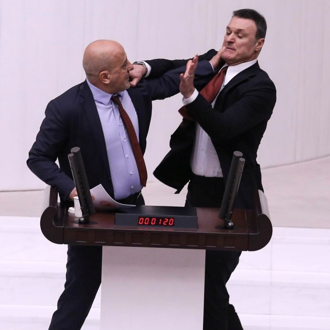 Un video captó la brutal pelea campal que protagonizaron los legisladores durante una sesión en el Parlamento de Turquía