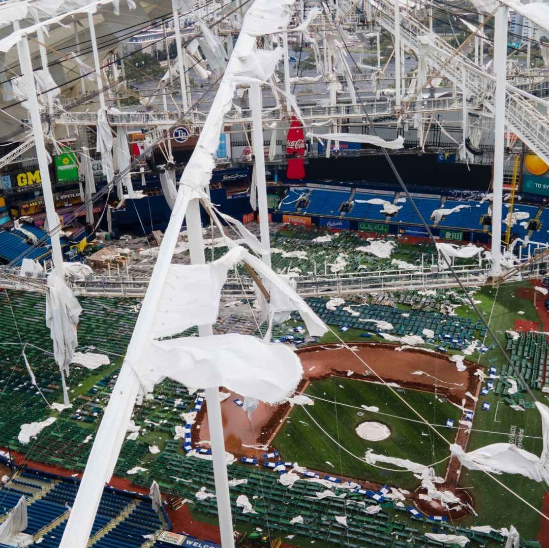 Así luce el parque de beisbol de las 'Rayas' por el impacto del huracán 'Milton'. Foto AP