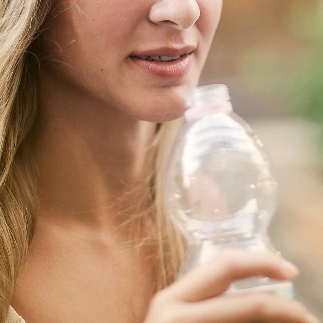 Este es el Motivo por el cual Beber en Botellas de Plástico Puede Aumentar tu Presión Arterial