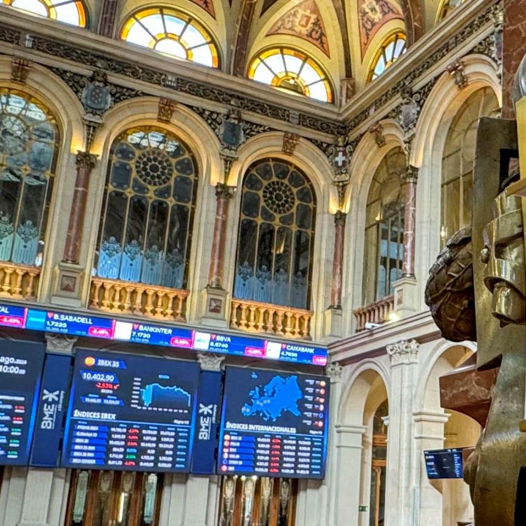 Este lunes, 5 de agosto de 2024, la Bolsa Mexicana de Valores y el Wall Street iniciaron operaciones con fuertes caídas tras una ola de masivas liquidaciones en los mercados globales