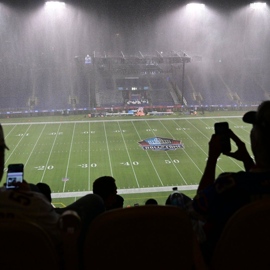 Una fuerte lluvia azotó al Tom Benson Hall of Fame Stadium. Foto AP