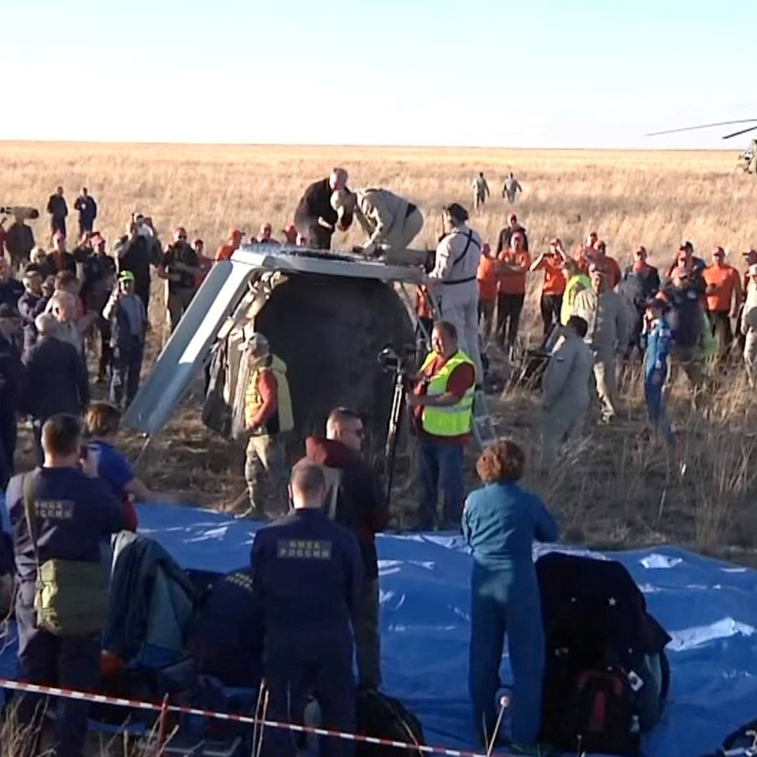 Nave Espacial Rusa Soyuz MS-25 Vuelve a la Tierra con Tripulantes que Establecieron Récords