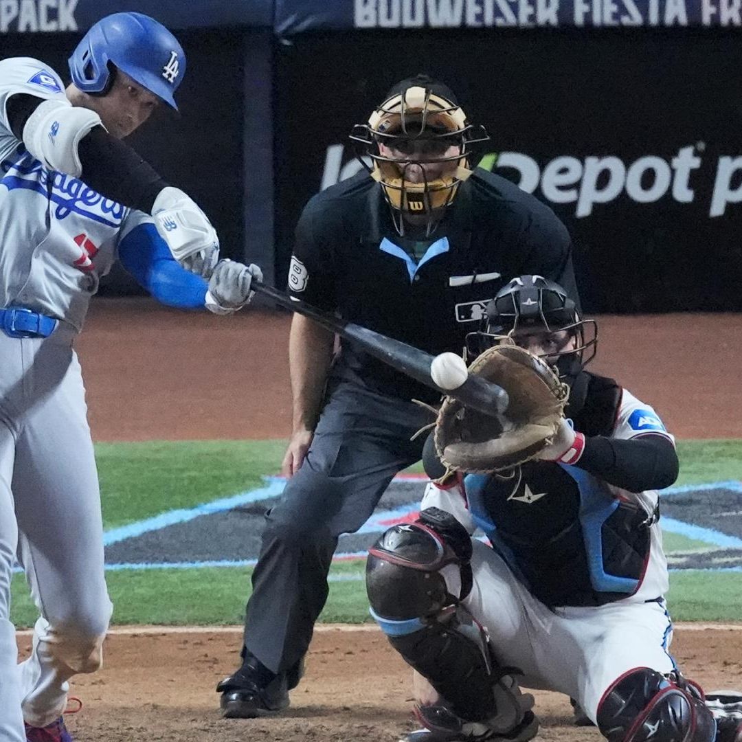 Ohtani conectó su tercer jonrón de la noche en la novena entrada del juego ante Marlines. Foto AP