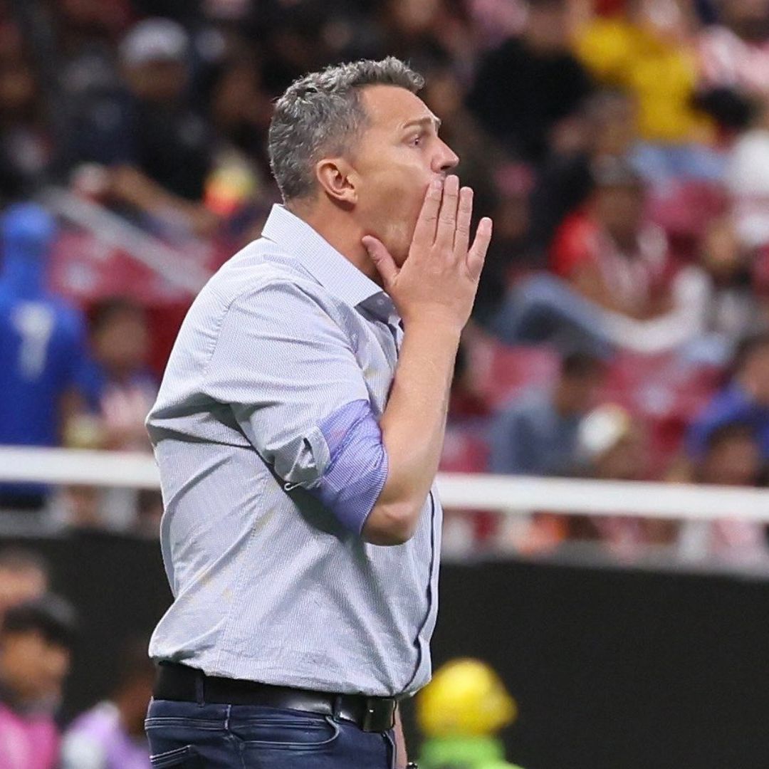 Oscar García, entrenador del club Guadalajara, se sintió mal antes del partido con San Luis.