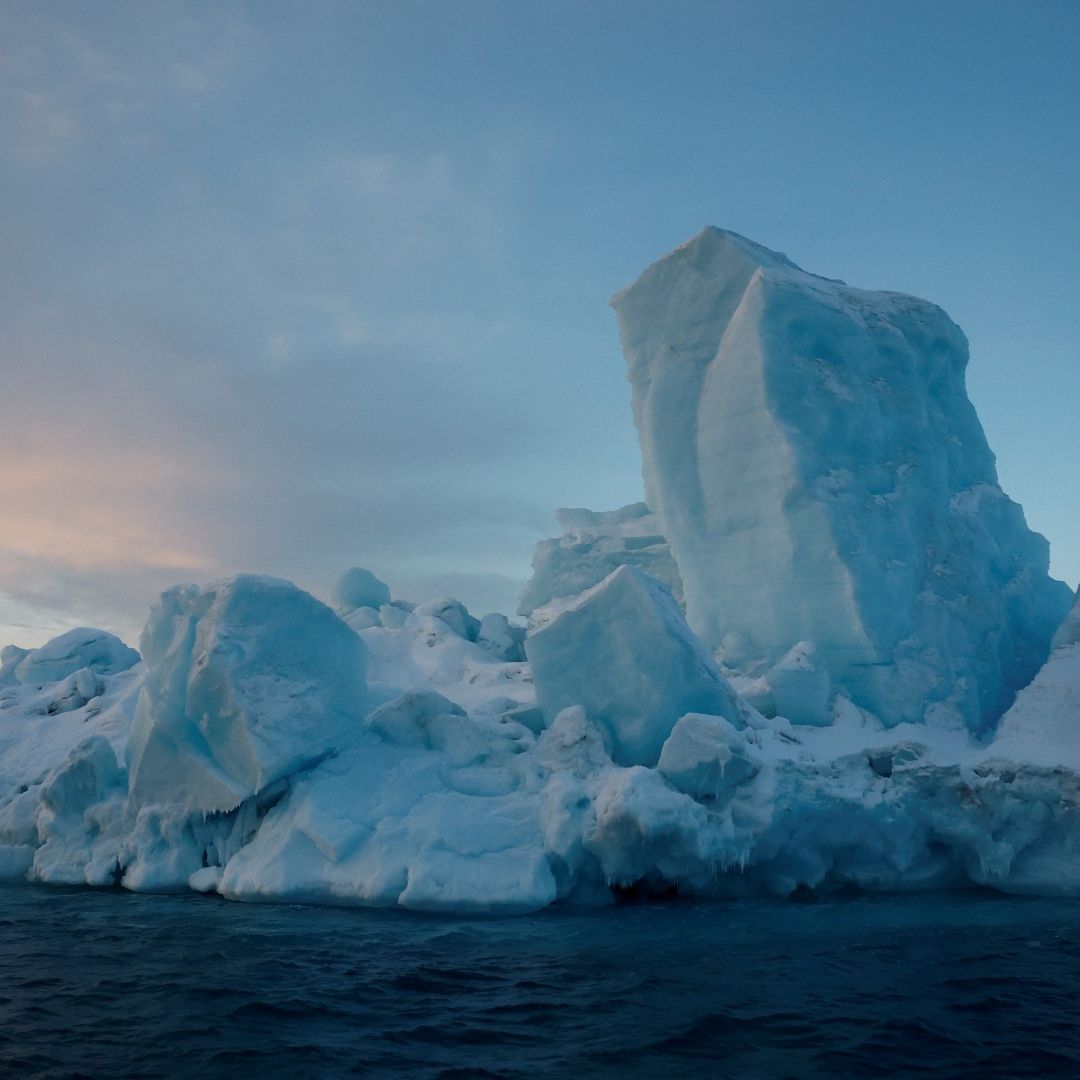 Icerberg flotando en aguas de Groenlandia