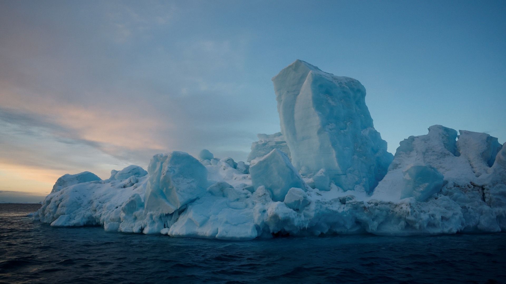 Icerberg flotando en aguas de Groenlandia