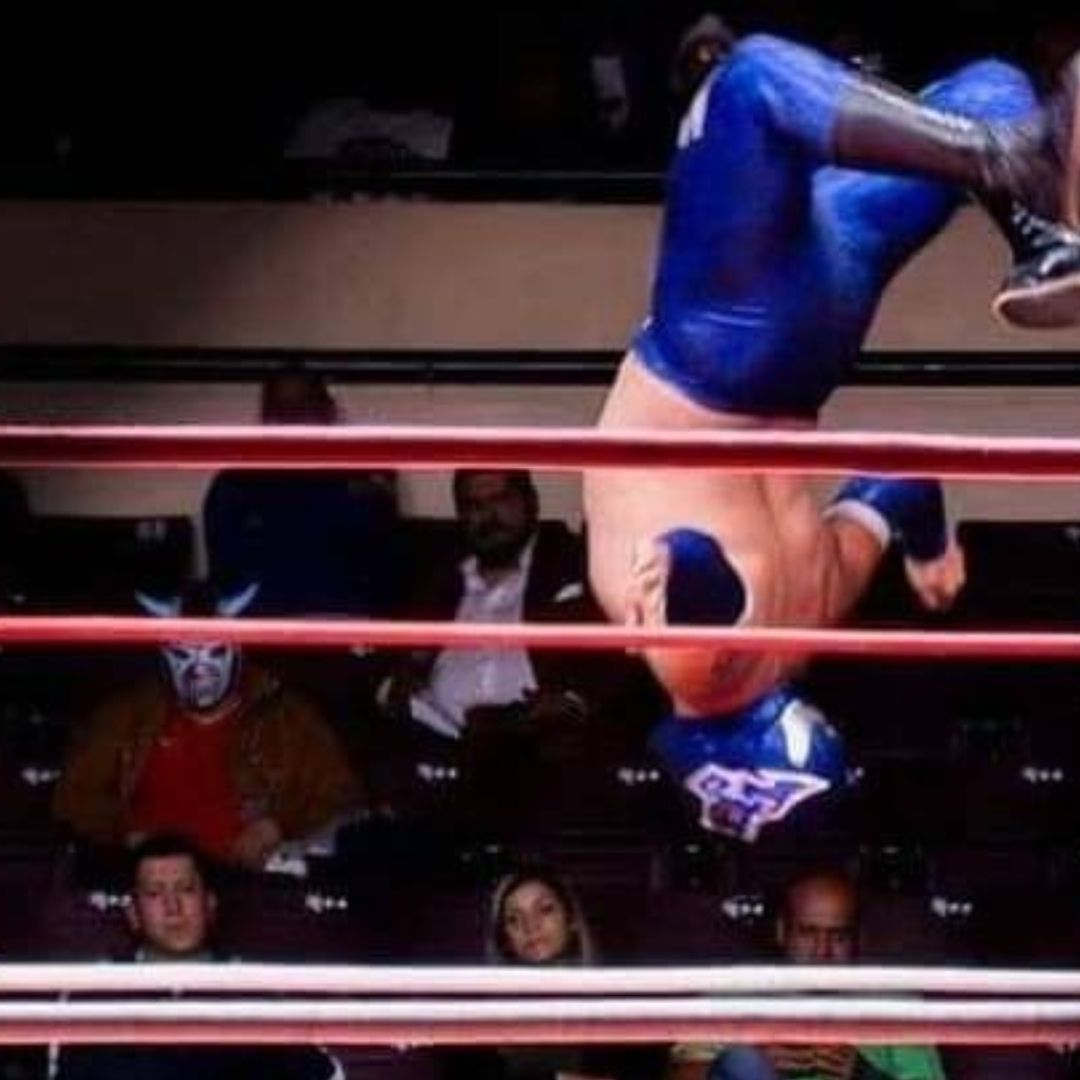 El estado de salud del luchador Misterius es delicado, luego de caer de la tercera cuerda del ring. Foto Facebook: Misterius Ags