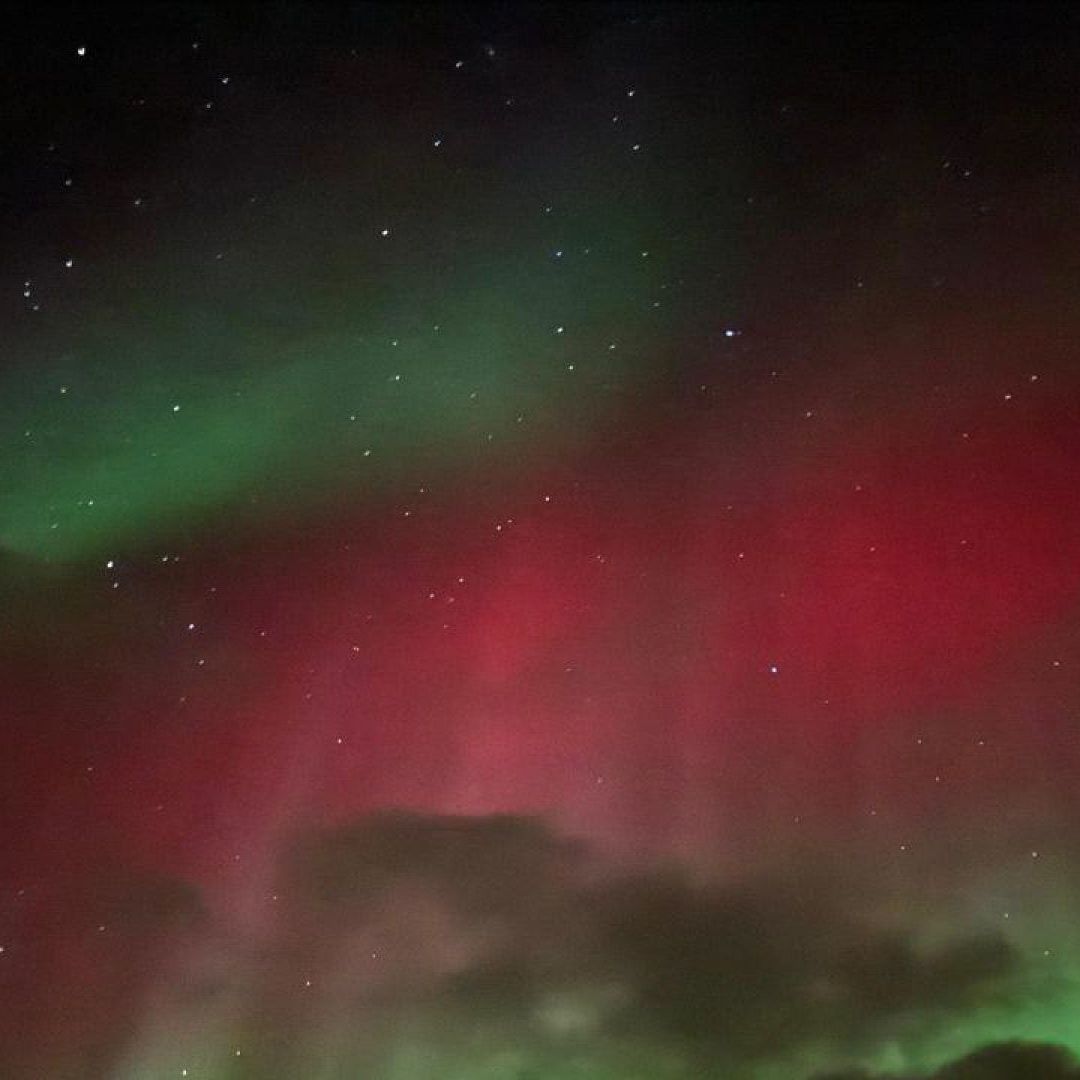 Aurora boreal con colores verde y rojo