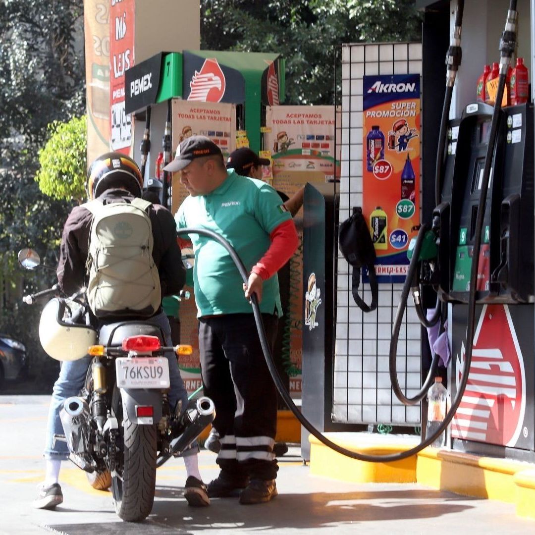 Motociclista carga gasolina en una estación de Pemex
