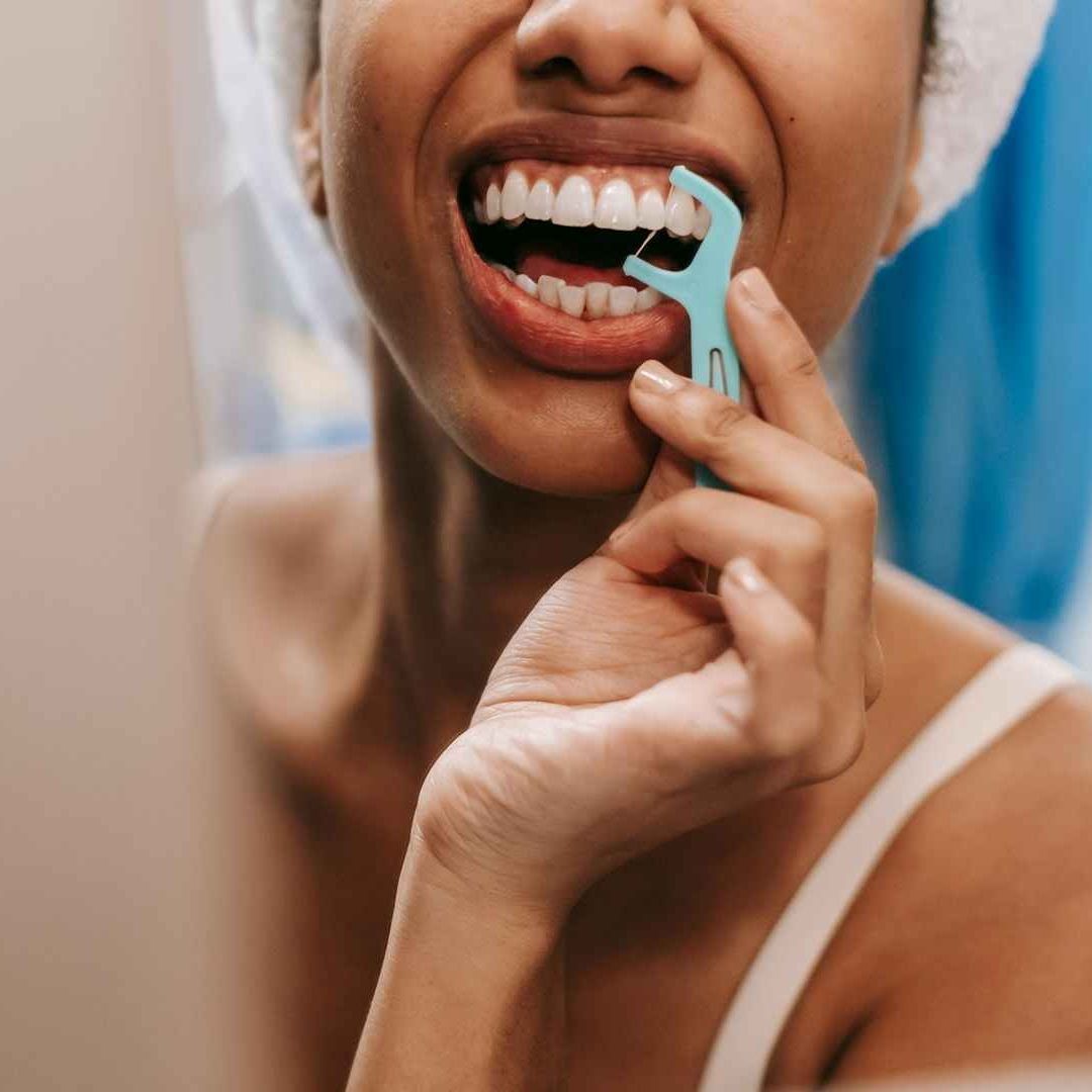 Uso de hilo dental