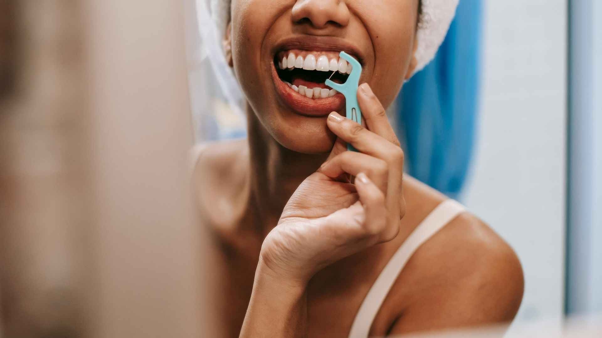 Uso de hilo dental