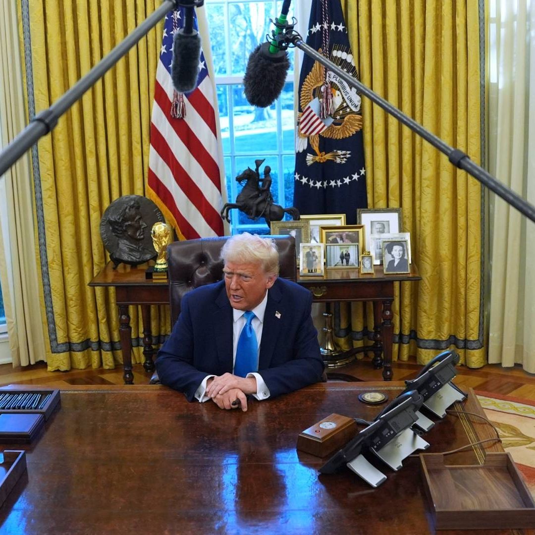 El presidente Donald Trump habla con los periodistas mientras firma órdenes ejecutivas en la Casa Blanca.