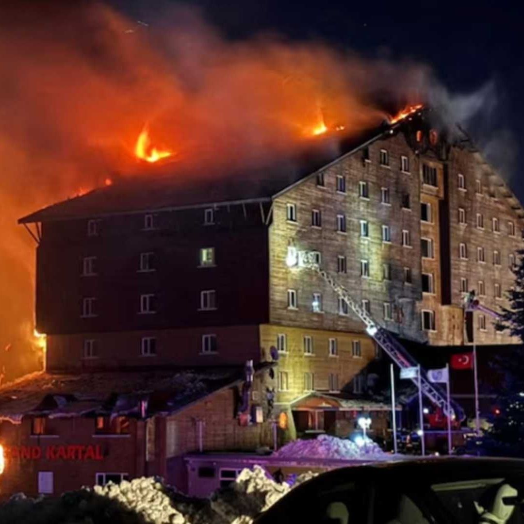 Incendio en hotel de una estación de esquí en Turquía