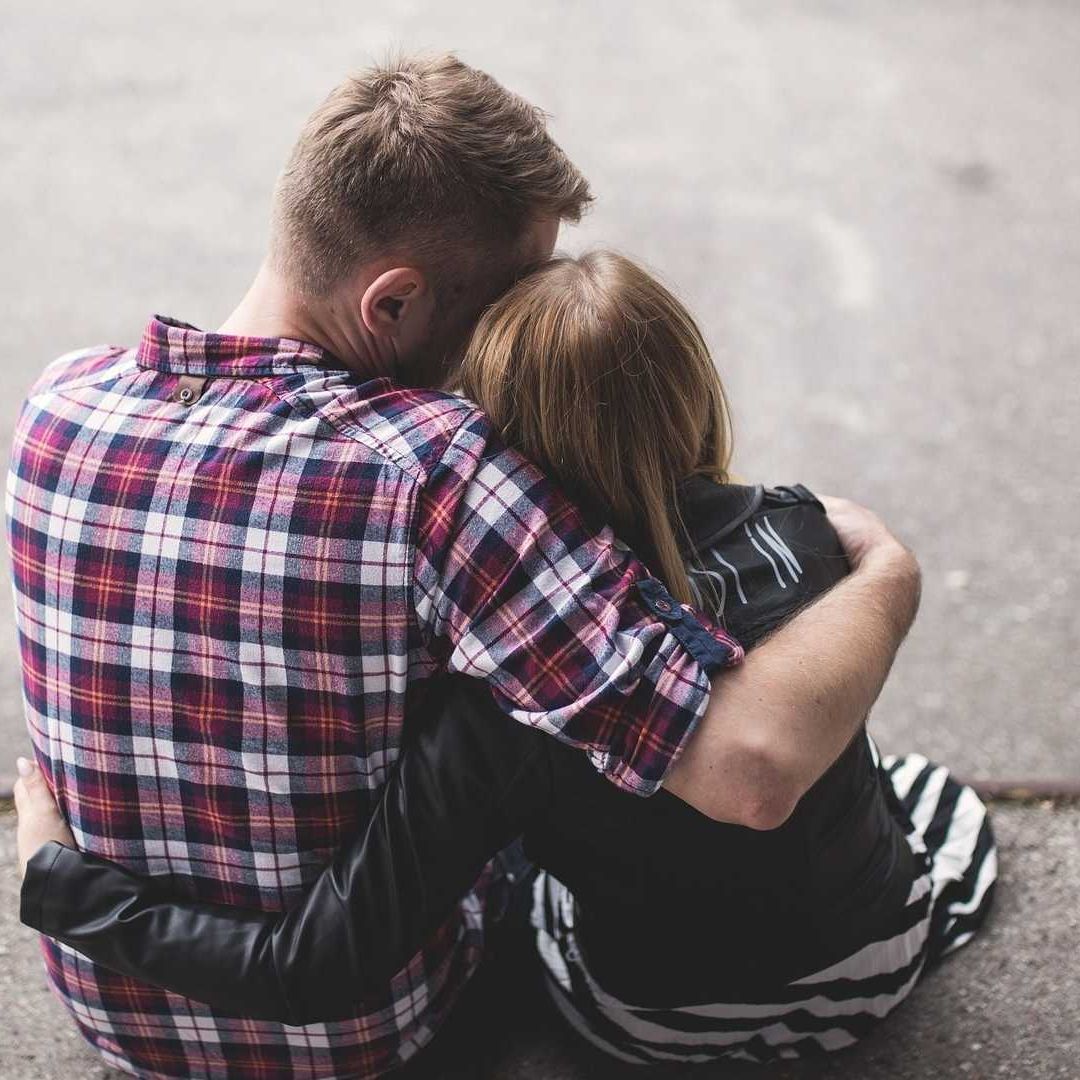 Pareja abrazandose