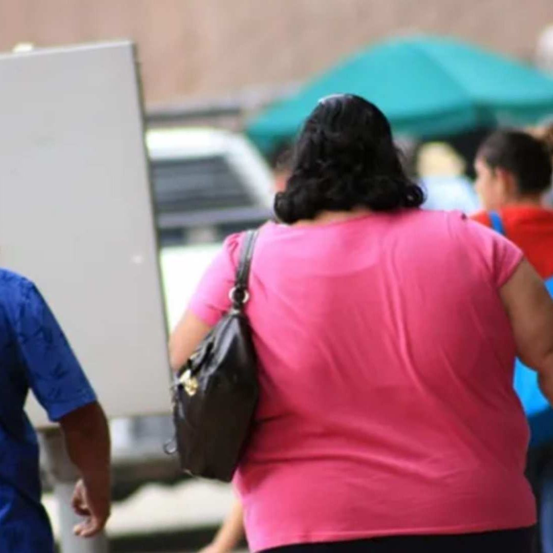Una mujer con obesidad camina por las calles