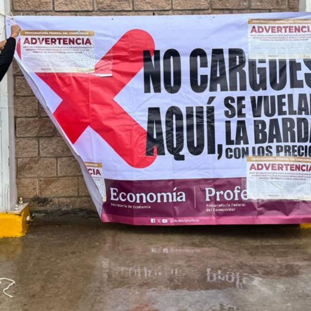 Colocan mantas de advertencia por gasolina cara