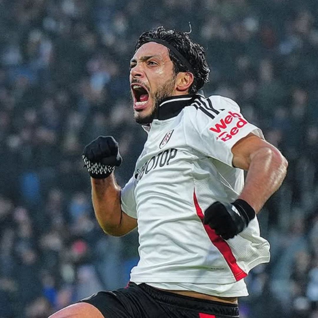 Raúl Jiménez celebra goles con el Fulham en Premier League.