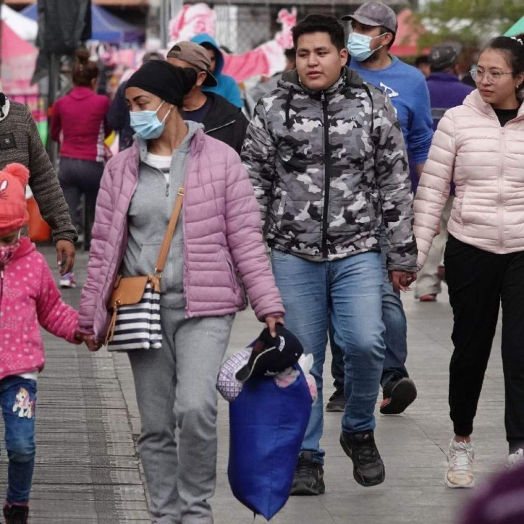 Personas se cubren del frío