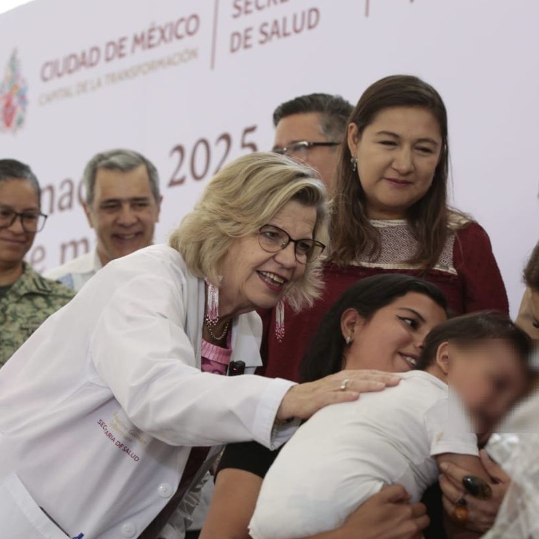 Arranca campaña de vacunación en todo el país.