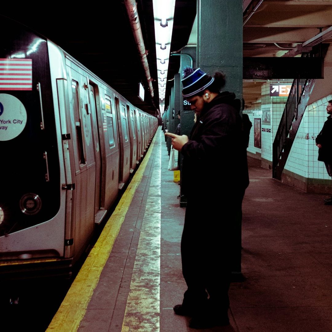 La policía reportó que un pasajero murió debido a varias heridas en el torso, luego de una pelea en el Metro de Nueva York.