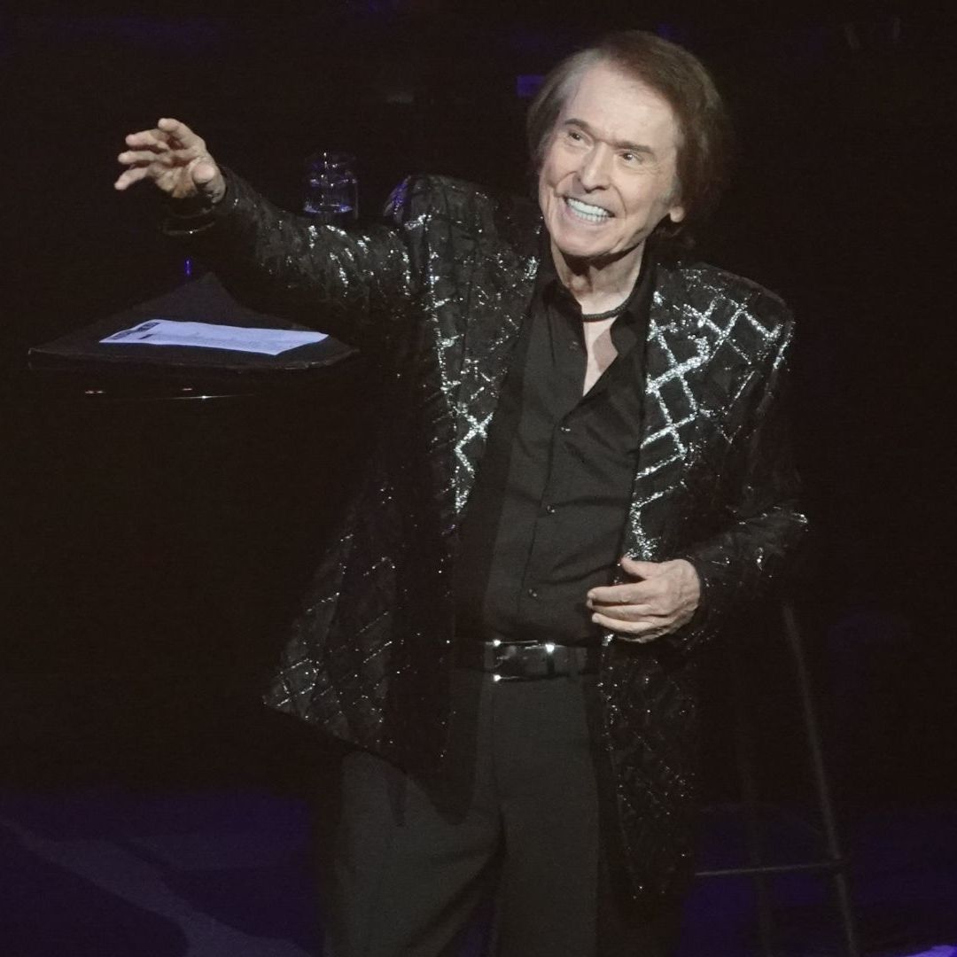 ¡Regresa el Divo! Después de sus Problemas de Salud, Raphael Regresa a los Escenarios