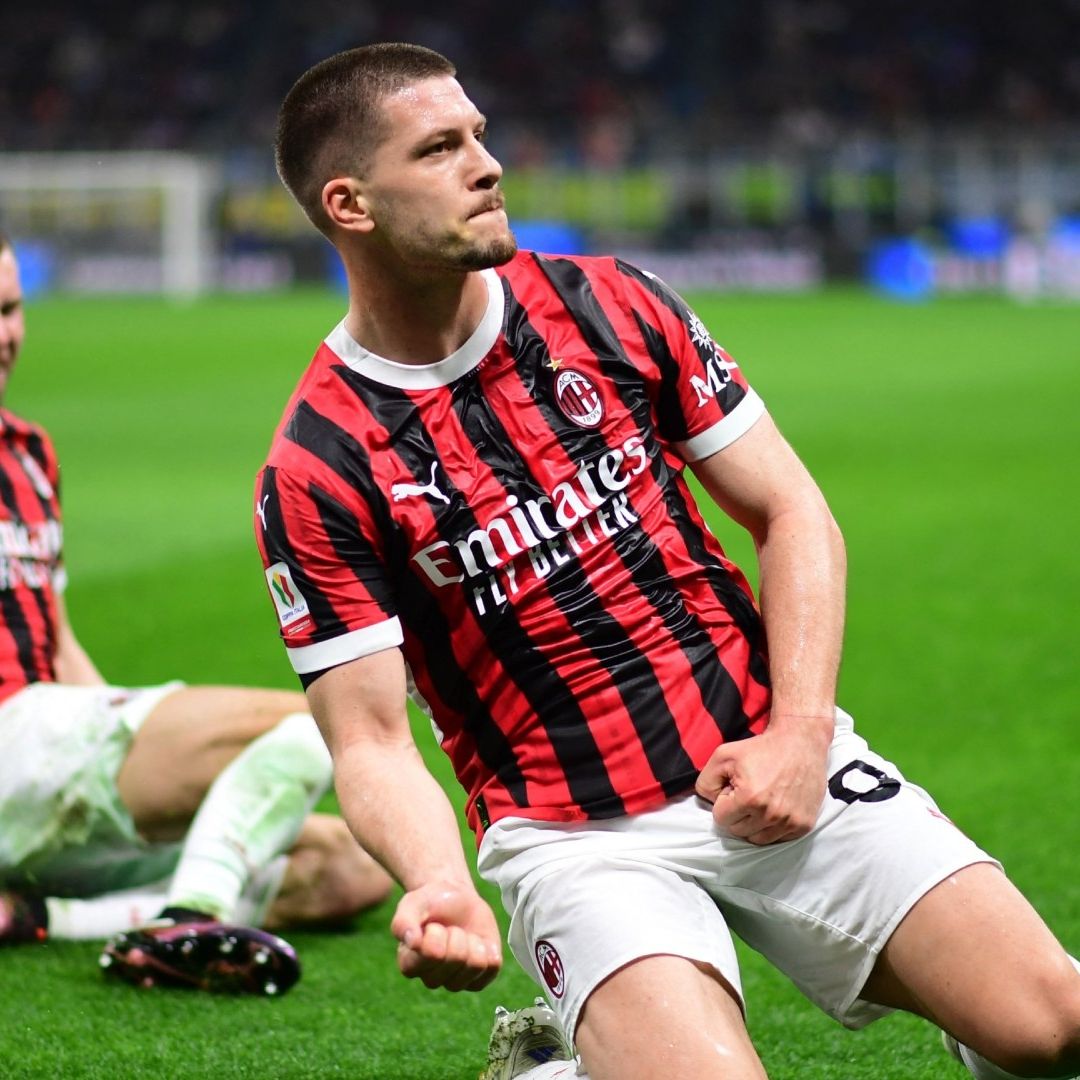 El delantero Luka Jovic anotó dos goles en el triunfo del Milán ante el Inter, en la Copa Italia.