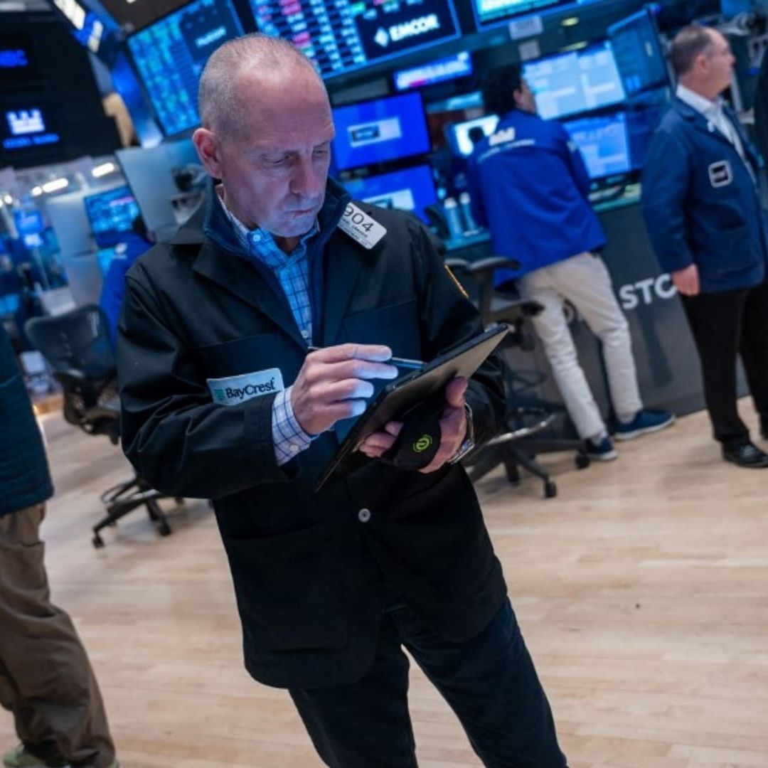 Wall Street Cierra Dispar en Sesión Volátil: Dow Jones Cae tras Desplome de UnitedHealth
