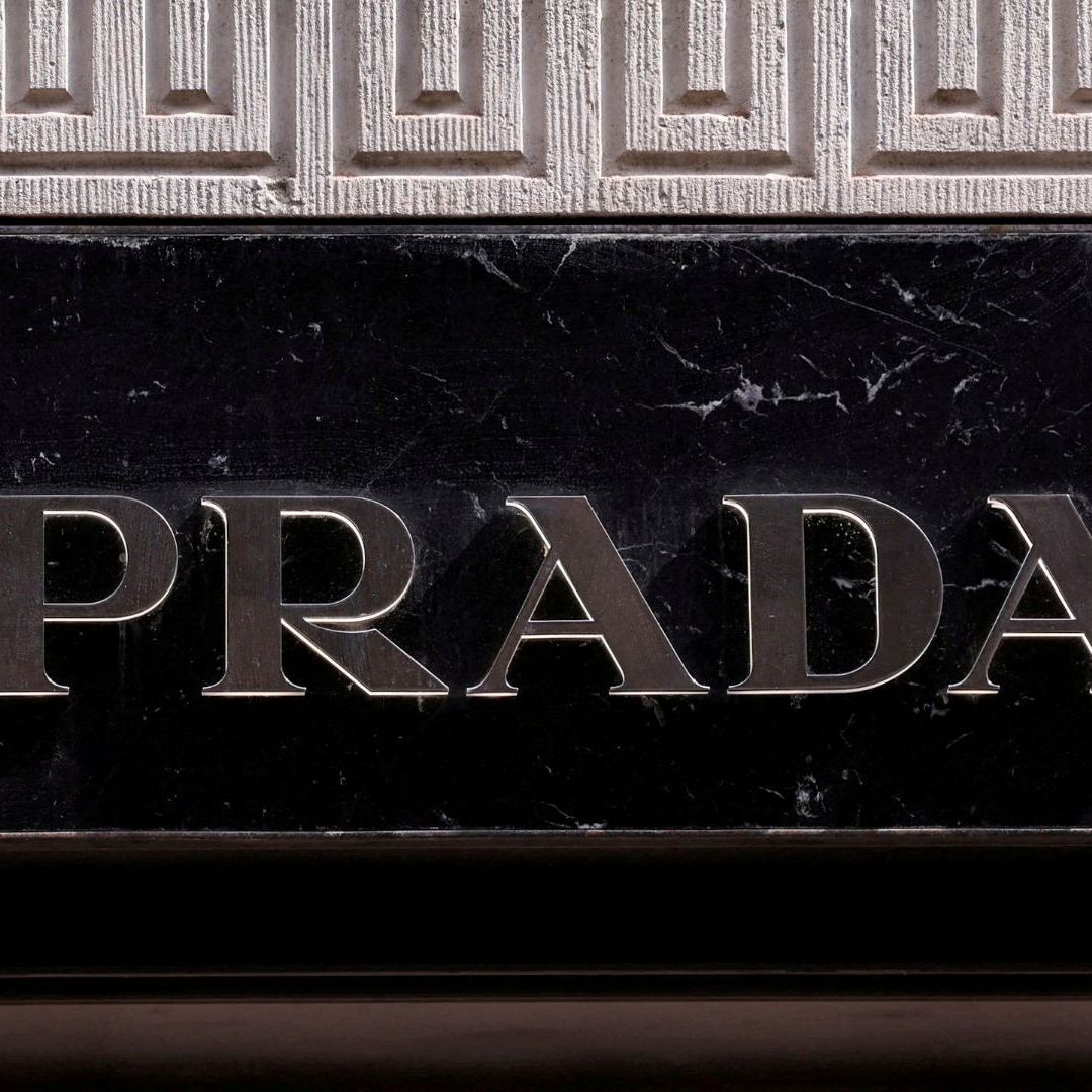 Prada confirma adquisición de Versace