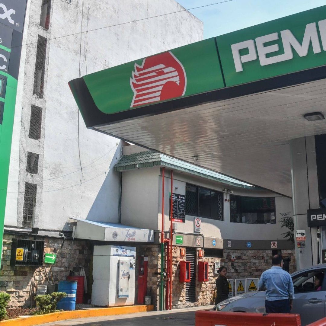 Personas en estación de servicio en CDMX