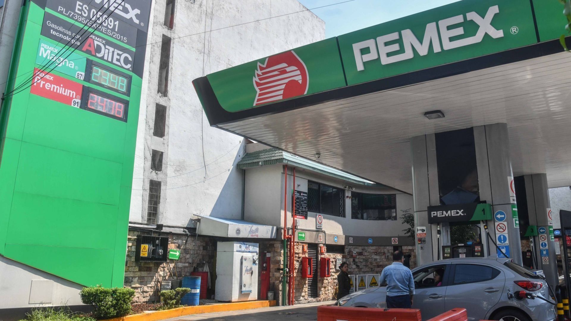 Personas en estación de servicio en CDMX