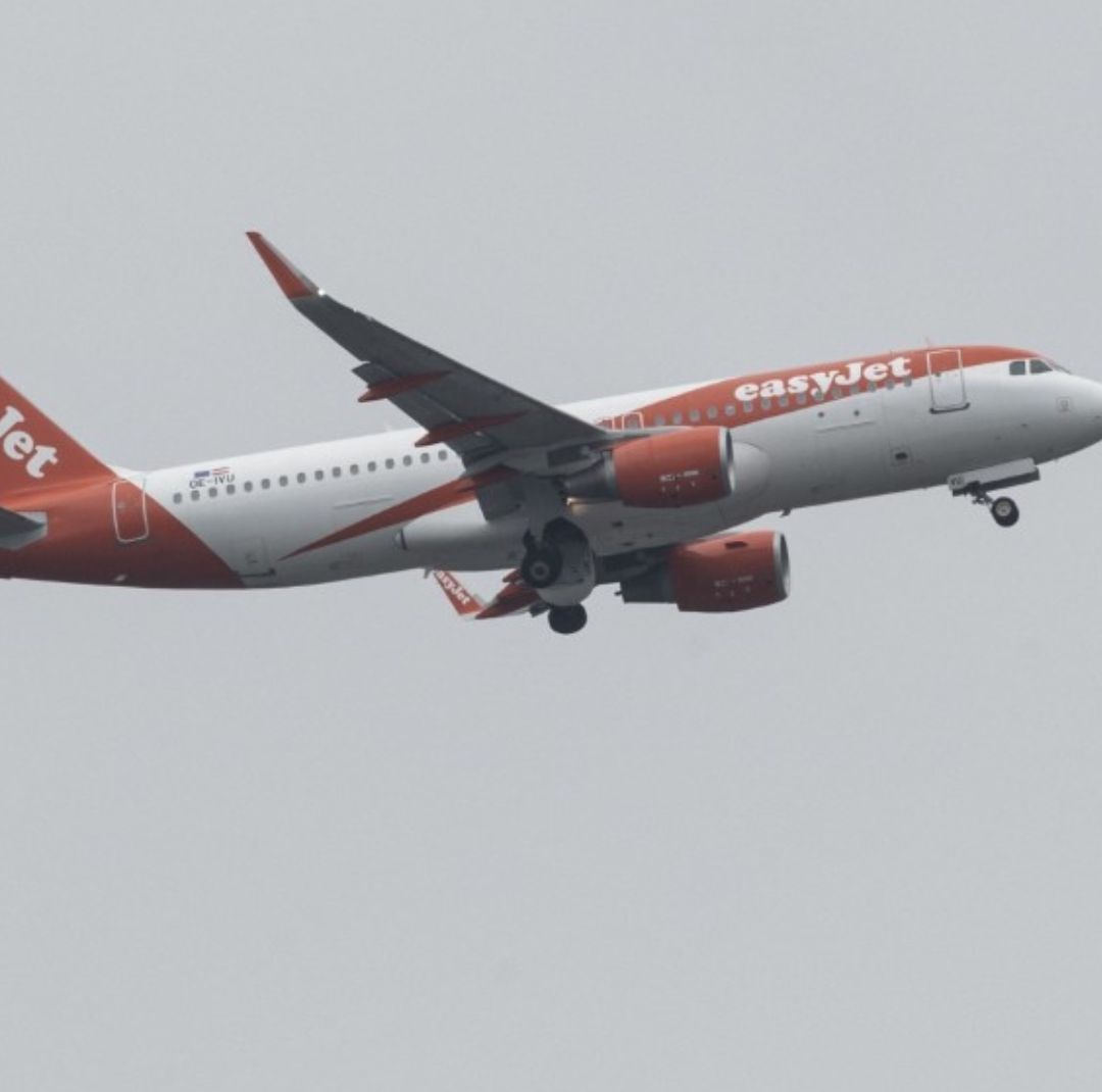 Pasajero Intenta Entrar a Cabina de Avión y Pilotos tienen que aterrizar de Emergencia