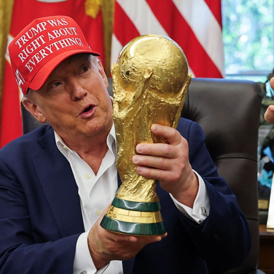 Trump carga la copa del Mundial 2026