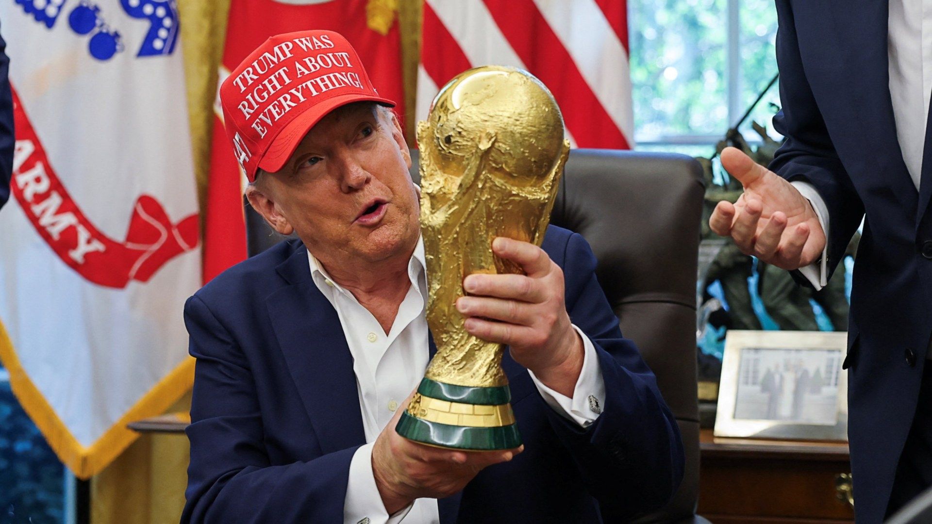 Trump carga la copa del Mundial 2026