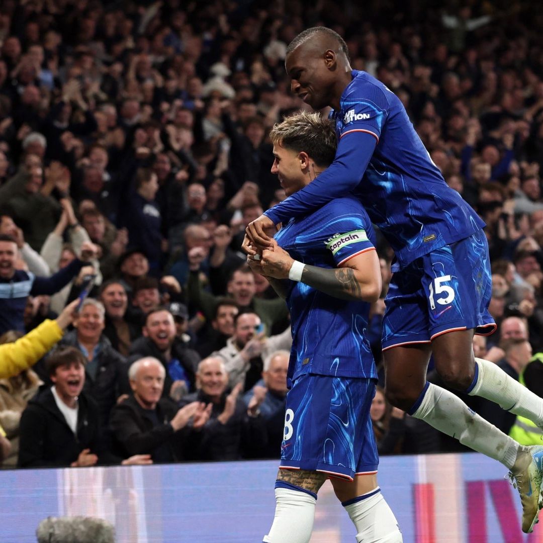 Enzo Fernández es felicitado luego de anotar el gol que puso en ventaja al Chelsea en Stamford Bridge.