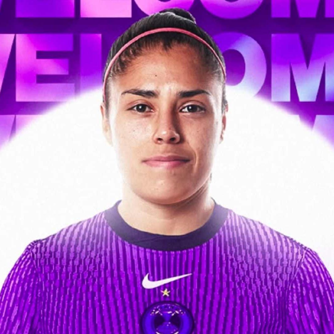Jacqueline Ovalle firma con el Orlando Pride