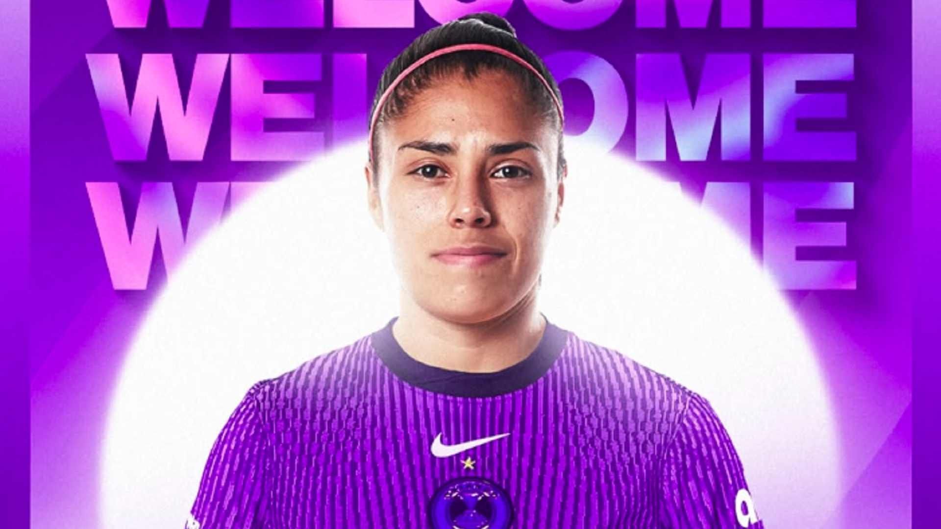 Jacqueline Ovalle firma con el Orlando Pride