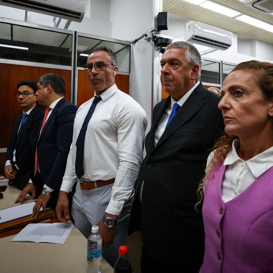 Leopoldo Luque (de blanco), médico personal de Diego Armando Maradona, es uno de los acusados en el juicio por la muerte del astro argentino. Foto: Reuters | Archivo