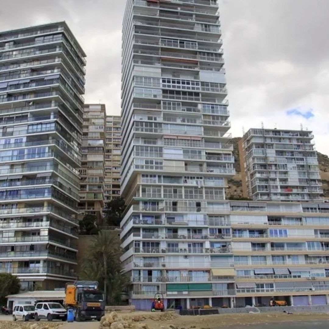 Desde el piso ocho de este edificio de Alicante, España, una mujer aventó a sus perros.