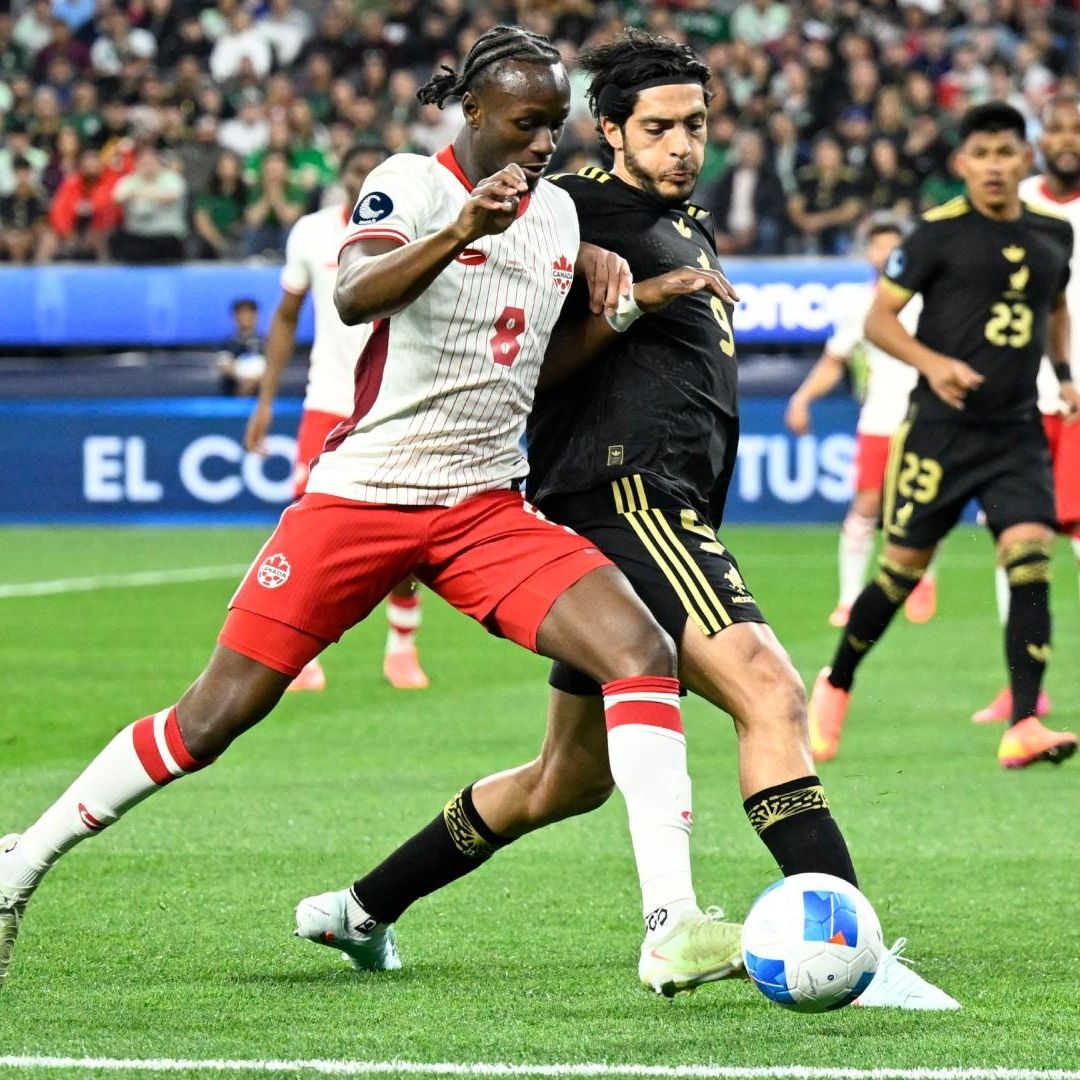 Raúl Jiménez se lució con dos goles para darle el triunfo a México, ante Canadá.