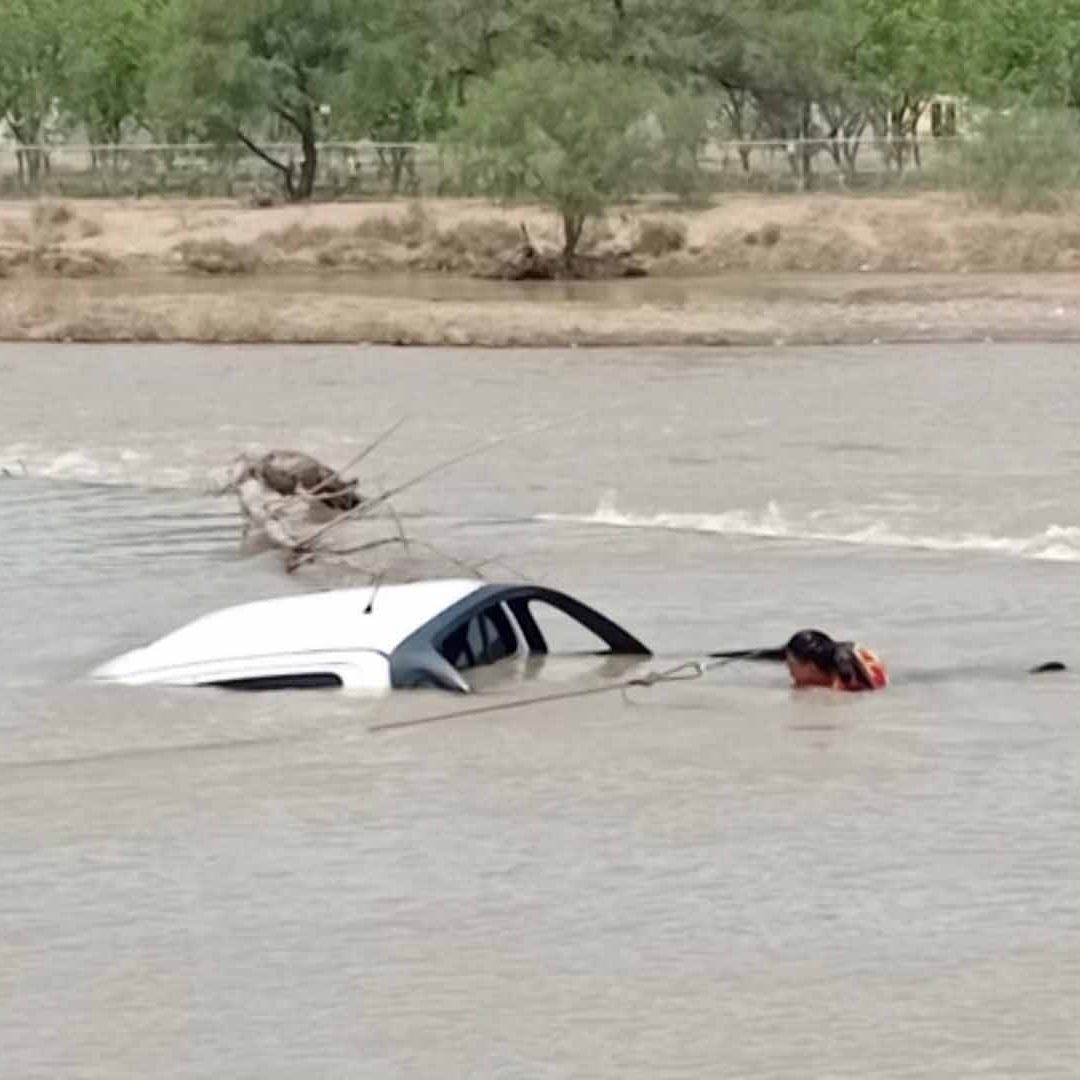 Camioneta Termina Dentro del Río Nazas en Lerdo; Conductor Estaba en Estado de Ebriedad
