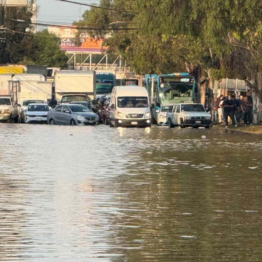 Inundaciones en Avenida López Portillo Colapsan Circulación. Foto N+