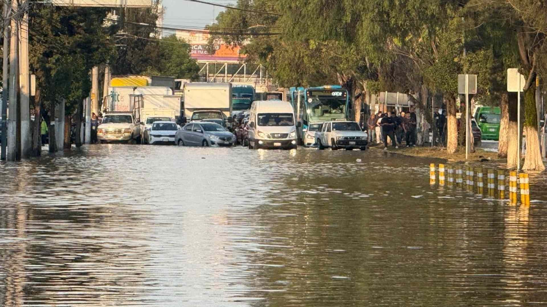 Inundaciones en Avenida López Portillo Colapsan Circulación. Foto N+