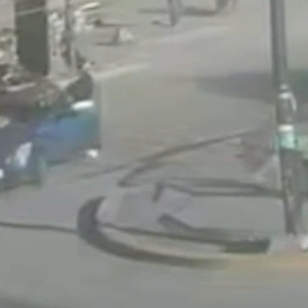 Motociclista Choca Contra Coche y Queda en el Toldo en Brisas del Campestre en León Guanajuato