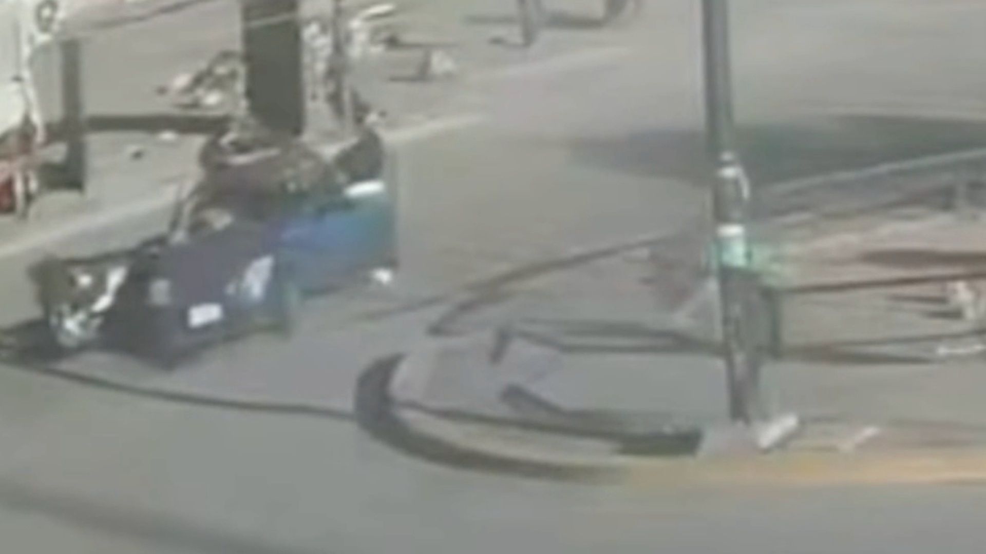 Motociclista Choca Contra Coche y Queda en el Toldo en Brisas del Campestre en León Guanajuato