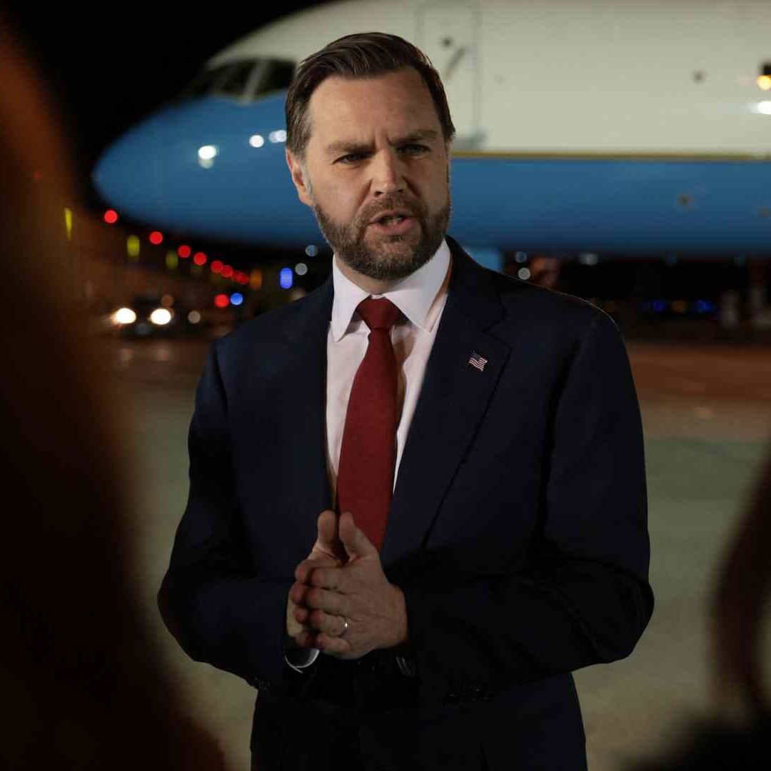El vicepresidente de Estados Unidos, JD Vance, habla con los medios antes de abordar el Air Force Two para regresar a Washington D.C., luego de que la Casa Blanca anunciara que encabezaría la delegación estadounidense en las próximas conversaciones de paz con Irán. Foto: AFP